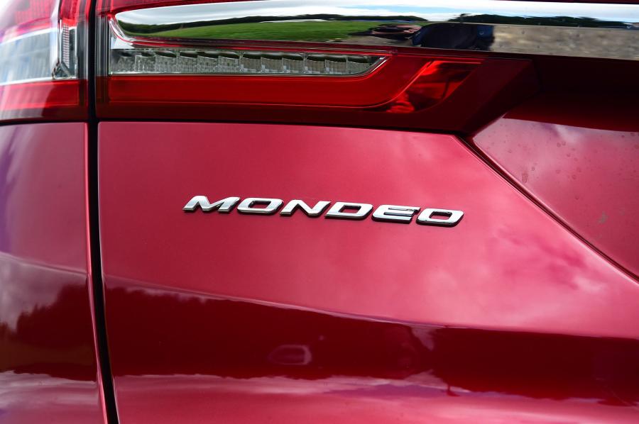Логотип Ford Mondeo Hybrid Estate 2019 года  (фото 4 из 21)